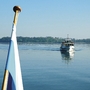 Boot auf dem Chiemsee mit Flagge im Vordergrund