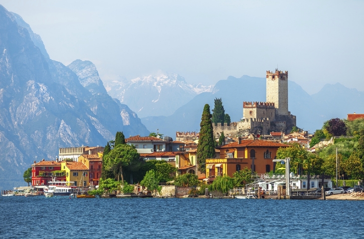 Blick auf Malcesine am Gardasee mit Burg und Bergen im Hintergrund.