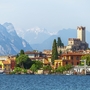 Blick auf Malcesine am Gardasee mit Burg und Bergen im Hintergrund.