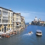 Blick auf den Canal Grande in Venedig mit historischen Gebäuden und Booten.