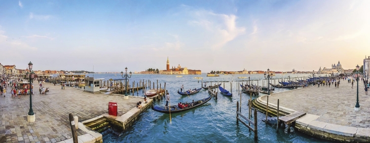 Gondeln am Ufer in Venedig bei Sonnenuntergang.