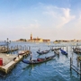 Gondeln am Ufer in Venedig bei Sonnenuntergang.