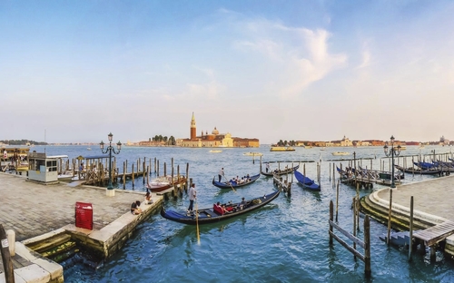 Gondeln am Ufer in Venedig bei Sonnenuntergang.
