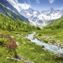 Berglandschaft mit Fluss und Gletscher in den Dolomiten.