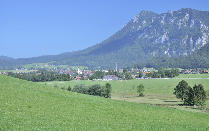 Landschaftspanorama von Inzell mit Bergen im Hintergrund.