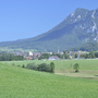 Landschaftspanorama von Inzell mit Bergen im Hintergrund.