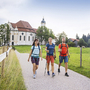 Wanderer auf dem Bayerischen Jakobsweg nahe der Wieskirche.