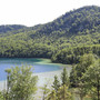 Waldlandschaft mit See und Hügeln am Bayerischen Jakobsweg.