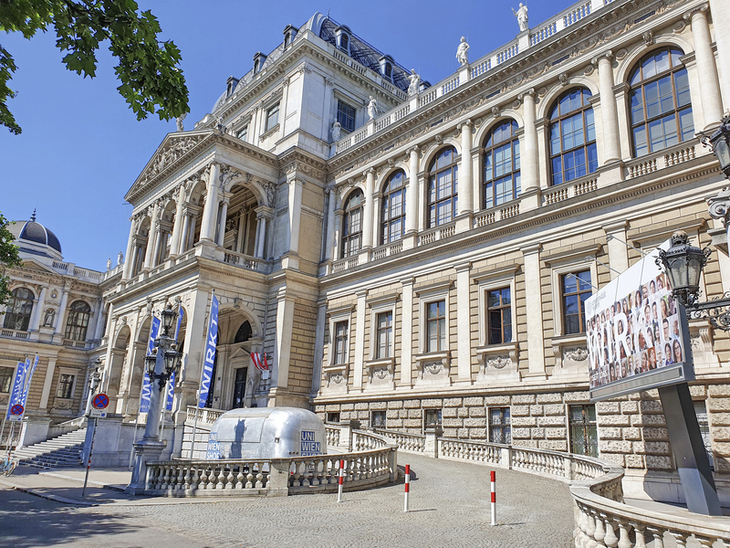 Gebäude der Universität Wien bei sonnigem Wetter.