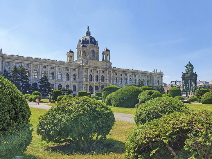 Kunsthistorisches Museum in Wien mit gepflegtem Garten im Vordergrund.
