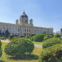 Kunsthistorisches Museum in Wien mit gepflegtem Garten im Vordergrund.