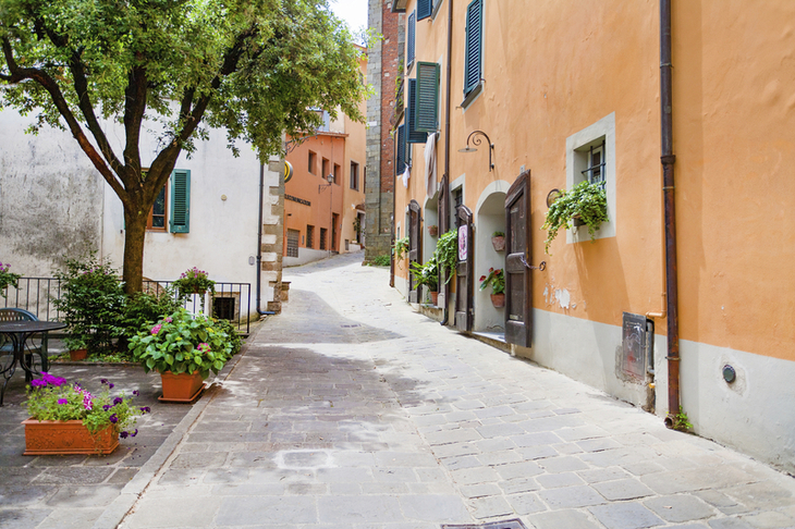 Straße in Montecarlo mit bunten Häusern und Blumenkästen