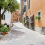 Straße in Montecarlo mit bunten Häusern und Blumenkästen