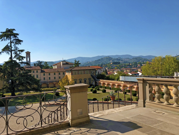 Blick von der Villa Medici auf Poggio a Caiano mit Hügeln im Hintergrund an einem sonnigen Tag.