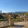 Blick von der Villa Medici auf Poggio a Caiano mit Hügeln im Hintergrund an einem sonnigen Tag.
