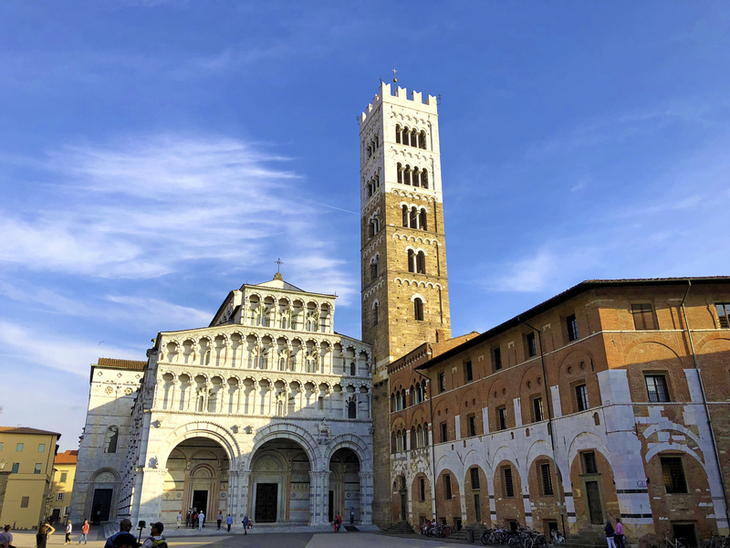 Kathedrale San Martino in Lucca bei blauem Himmel.