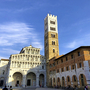 Kathedrale San Martino in Lucca bei blauem Himmel.