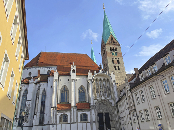 Dom in Augsburg mit gotischer Architektur bei klarem Himmel