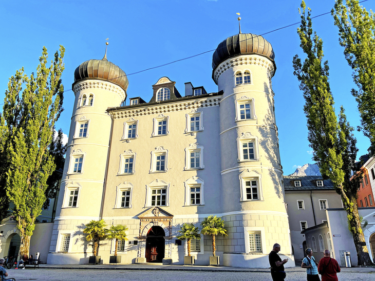 Schloss Liebburg in Lienz bei sonnigem Wetter mit blauem Himmel.