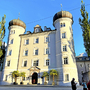 Schloss Liebburg in Lienz bei sonnigem Wetter mit blauem Himmel.