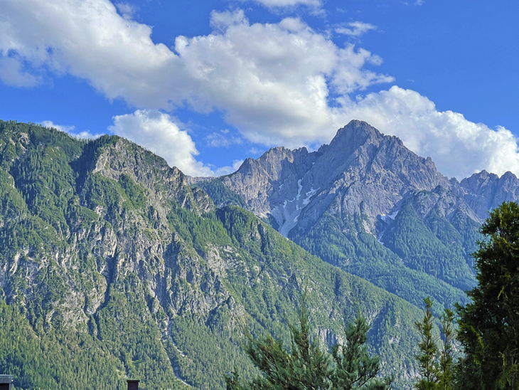 Blick auf die Lienzer Dolomiten mit blauem Himmel und Wolken.