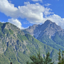 Blick auf die Lienzer Dolomiten mit blauem Himmel und Wolken.