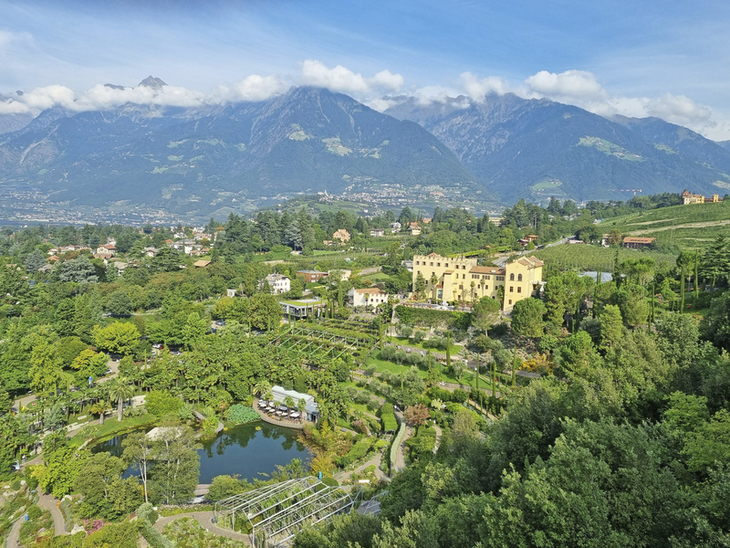Panorama von Schloss Trauttmansdorff und Gartenanlagen in Südtirol