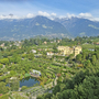 Panorama von Schloss Trauttmansdorff und Gartenanlagen in Südtirol