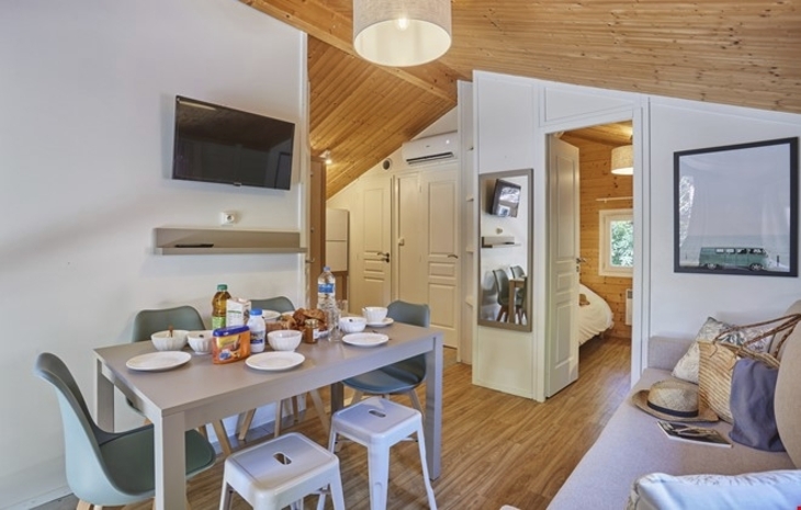 Essbereich in gemütlichem Ferienhaus mit Holzakzenten und moderner Einrichtung.