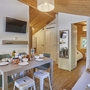Essbereich in gemütlichem Ferienhaus mit Holzakzenten und moderner Einrichtung.