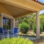 Terrasse eines Ferienhauses mit Tisch und Gartenblick