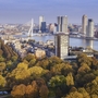 Städtische Skyline von Rotterdam mit Fluss und Brücke im Herbst.