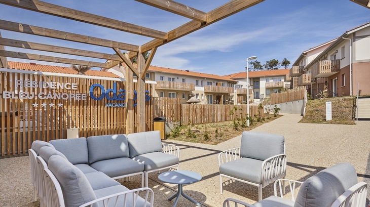 Innenhof der Résidence Bleu Canopée mit Terrasse und modernen Sitzgelegenheiten