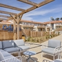Innenhof der Résidence Bleu Canopée mit Terrasse und modernen Sitzgelegenheiten