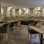 Restaurantbereich mit Wanddeko aus Jagdtrophäen und stilvollen Tischgedecken.