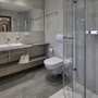 Modernes Badezimmer mit Glasdusche und Waschbecken im Hotel Imhof, Gemünden.