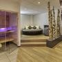 Wellnessbereich mit Sauna, Ruheliege und Birkenstämmen im Hotel Imhof, Gemünden.