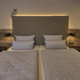 Doppelzimmer mit modernem Design und stimmungsvoller Beleuchtung