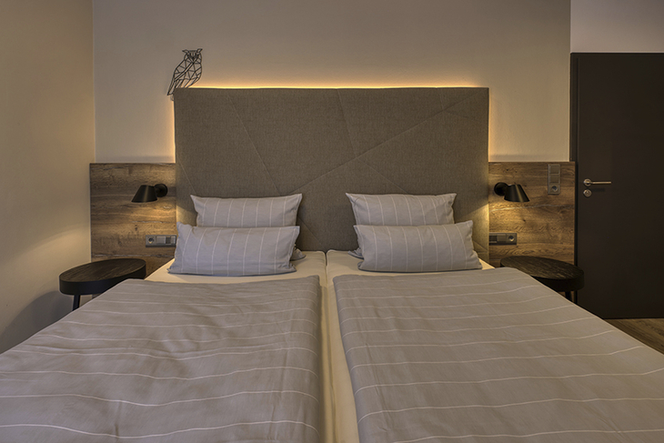 Doppelzimmer mit modernem Design und stimmungsvoller Beleuchtung