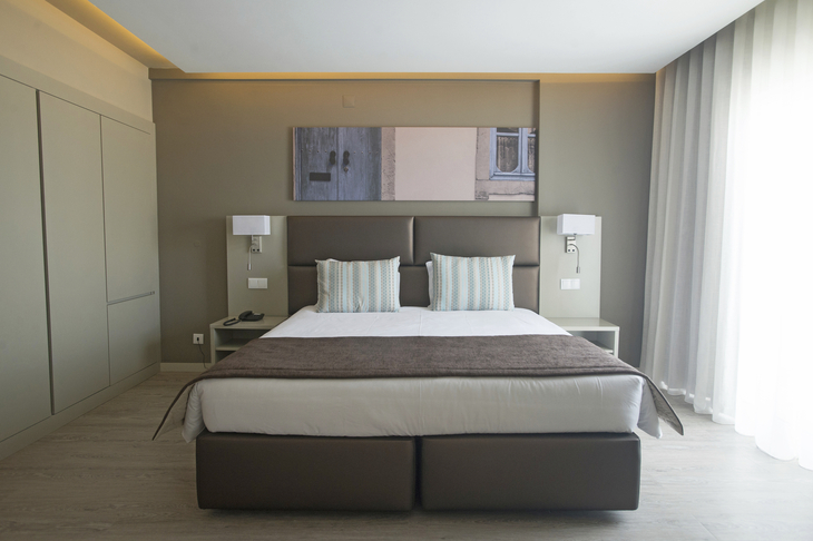 Standardzimmer mit Doppelbett im Hotel Maria Nova, Algarve.