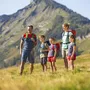 Familie beim Wandern auf einer Alm mit Bergblick im Salzkammergut