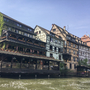 Fachwerkhäuser am Fluss in Straßburg bei klarem Himmel.