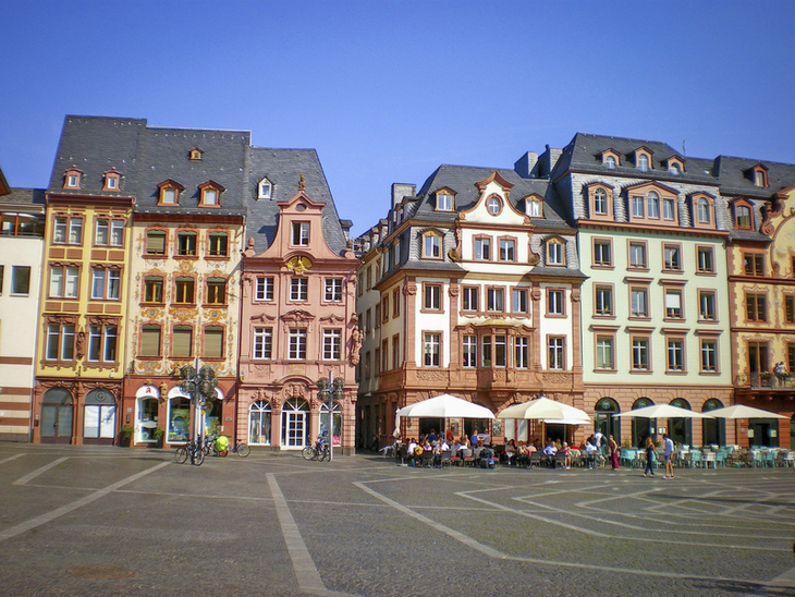Historische Gebäude am Stadtplatz in Mainz bei klarem Himmel.