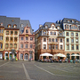 Historische Gebäude am Stadtplatz in Mainz bei klarem Himmel.
