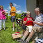 Personen machen Rast in einem Weinberg mit Fahrrädern und Picknick.