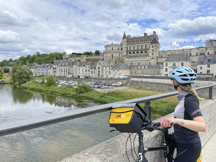 Radfahrer blickt auf ein Schloss an der Loire in Amboise.