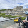 Radfahrer blickt auf ein Schloss an der Loire in Amboise.