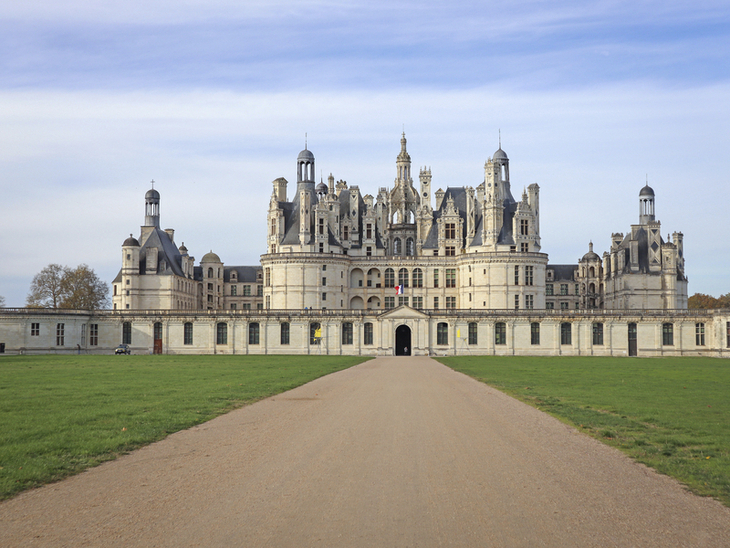 Schloss Chambord in der Loire-Region, frontal aufgenommen.