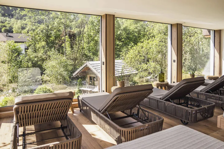 Liegebereich mit Blick auf Garten im Hotel Bergrose, Strobl.
