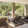 Liegebereich mit Blick auf Garten im Hotel Bergrose, Strobl.